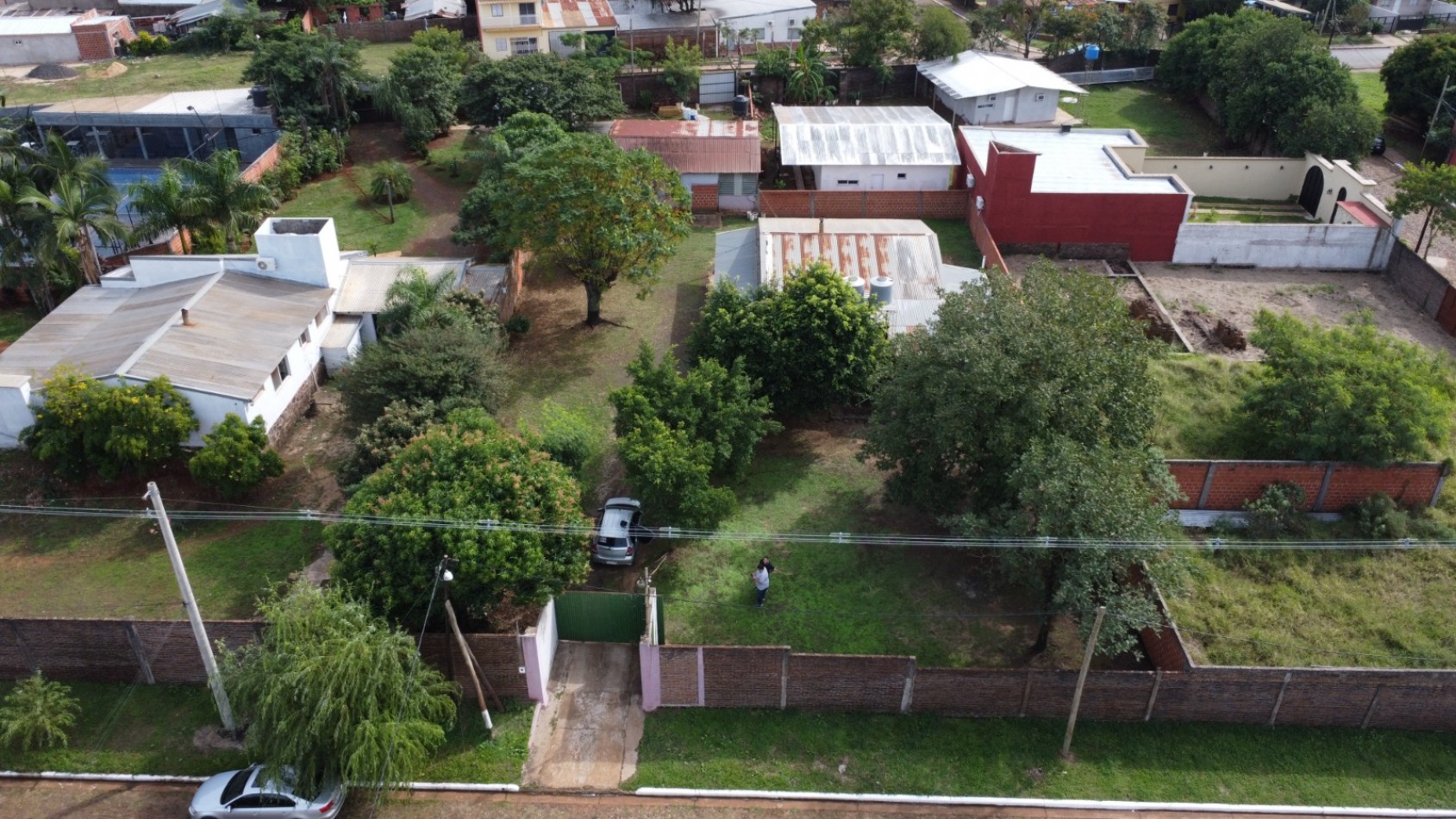 IMPORTANTE LOTE, EXCELENTE UBICACION, CON CASA HABITABLE. CONSULTE